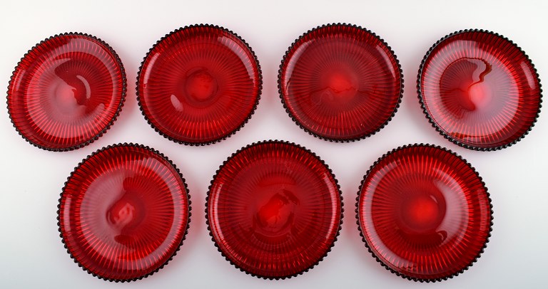 7 plates in red glass, designed Josef Frank.
Produced by: Reijmyre / Gullaskruf.