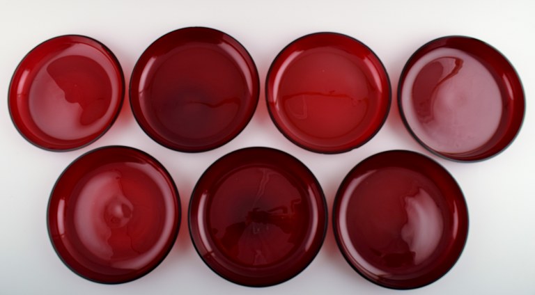 7 plates in red glass, designed by Josef Frank.
Produced by: Reijmyre / Gullaskruf.