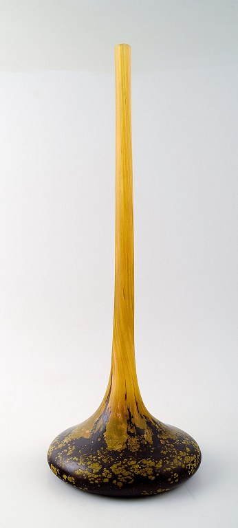 DAUM, NANCY. VASE Soliflore, ART GLASS IN YELLOW AND BROWN TONES.