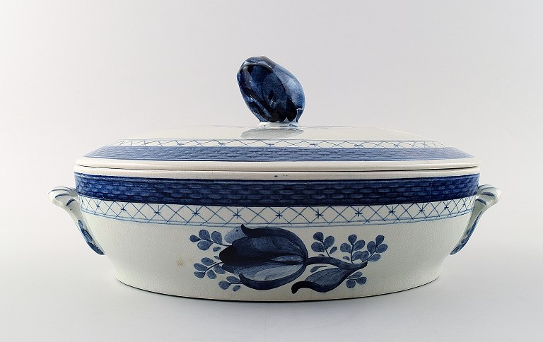 Tranquebar lidded dish by Royal Copenhagen / Aluminia.
Decoration number 11/921.