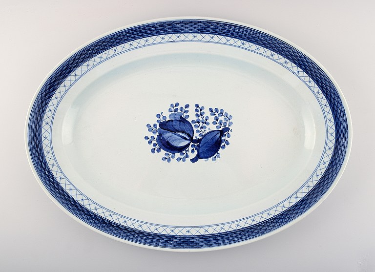 Oval Tranquebar dish by Royal Copenhagen / Aluminia.
Decoration number 11/930.