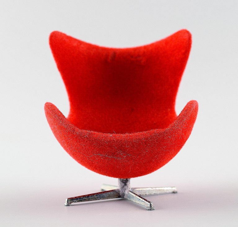 Arne Jacobsen miniature "egg" in red.