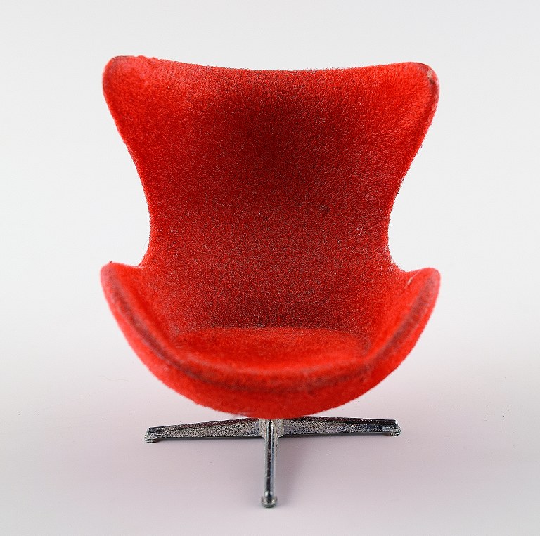 Arne Jacobsen, miniature "ægget" i rød.
