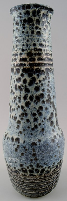 Gunnar Nylund, Rörstrand. Vase in ceramics, blue speckled glaze.
