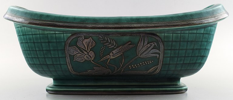 Wilhelm Kåge, Gustavsberg, Argenta Art deco blomsterkumme/ jardiniere dekoreret 
med blomster.