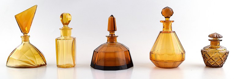 5 parfumeflakoner, kunstglas. 
