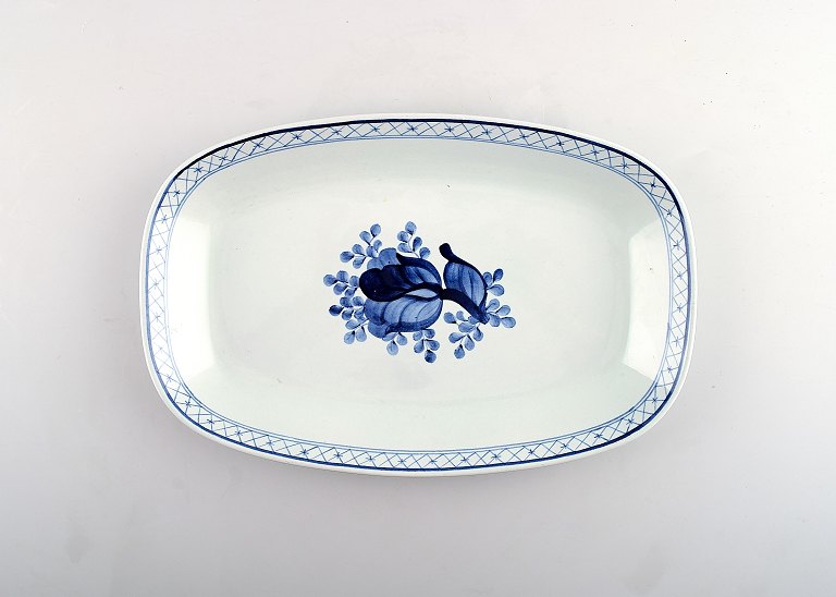 Squared Tranquebar rare dish from Royal Copenhagen / Aluminia.
Decoration number 11/2841.