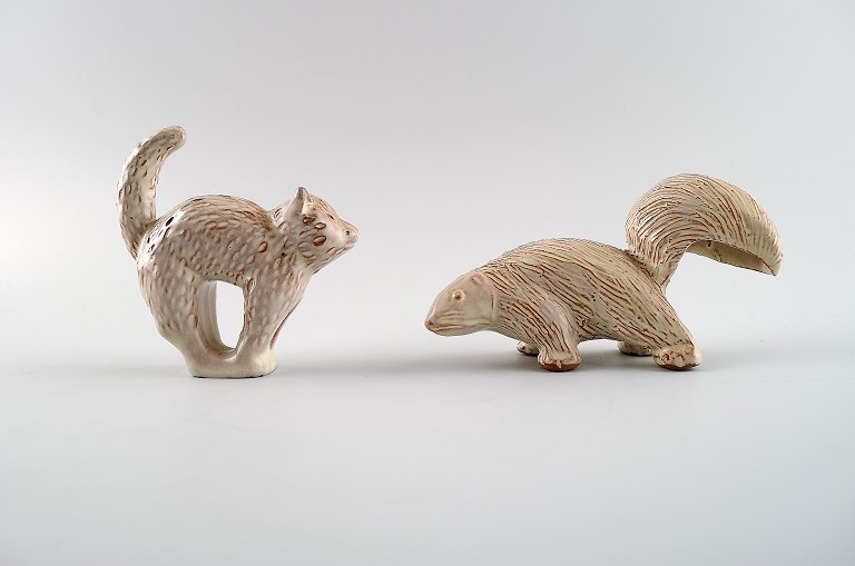 Höganäs, to keramikfigurer, kat og stinkdyr. Svensk design.
