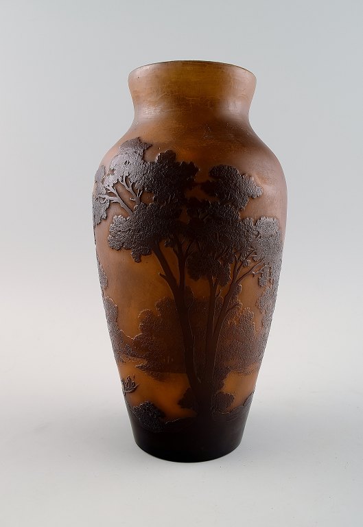 Emile Gallé kunstglasvase, ca. 1900´erne.
Dekoreret med træer.