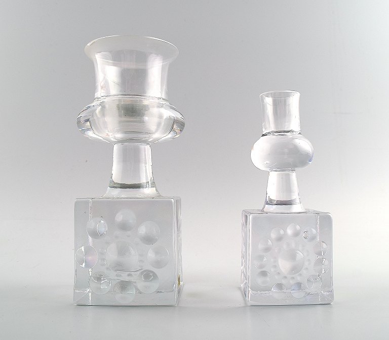 Kosta Boda, Bertil Vallien, 2 art glass candlesticks.
Signed.