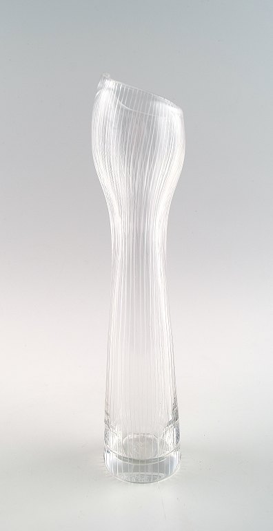 Tapio Wirkkala for Iittala. 
Klar kunstglas vase med indgraveret dekoration i form af striber.