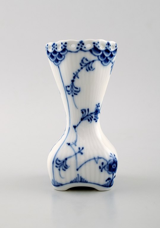 Royal Copenhagen musselmalet helblonde vase.
Nummer: 1/1162.