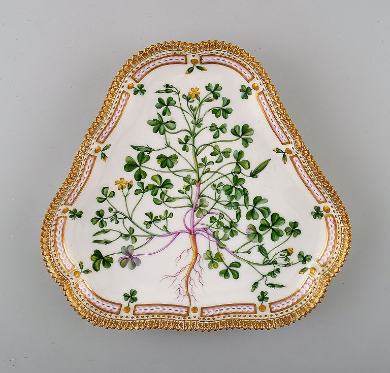 Royal Copenhagen Flora Danica" triangular porcelain dish decorated in colours 
and gold with flower. 
Royal Copenhagen 20/3508.