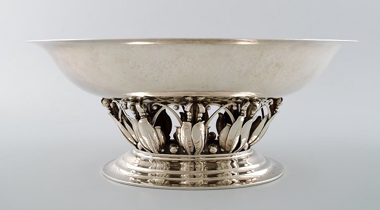 Georg Jensen: f. Rådvad 1866, d. Hellerup 1935 
Oval opsats af hammerslået sølv, smedet med bladværk i relief. 
Georg Jensen anno 1920.