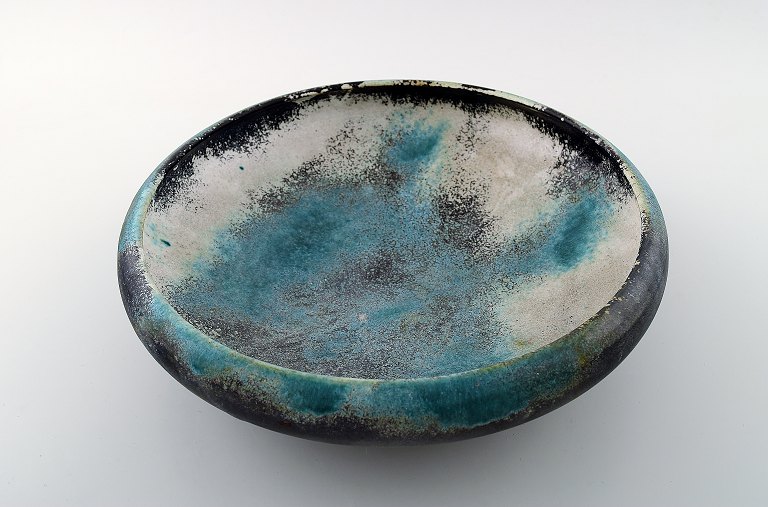 Jens Thirslund (1892-1942) Unique Kähler bowl decorated with green glaze.