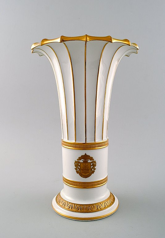 Royal Copenhagen vase med gulddekoration. Trompetformet. 
