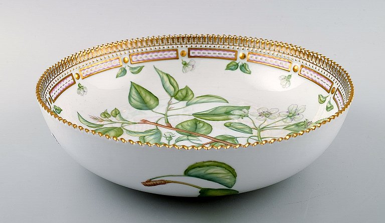 Royal Copenhagen Flora Danica large salad bowl # 577.
