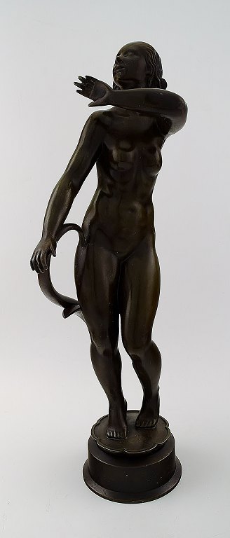 Just Andersen 1884-1943. Stor og sjælden figur af patineret diskometal i form af 
stående nøgen kvinde.