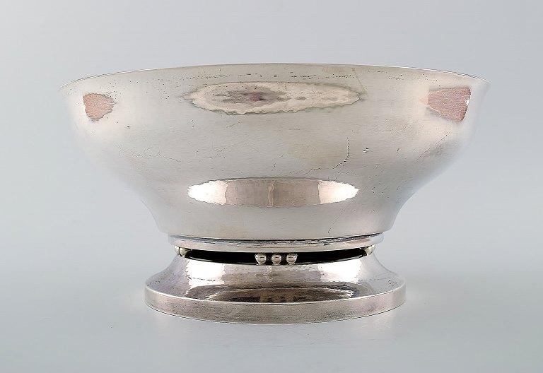 Georg Jensen - Stor Kugleopsats
Skål af sterlingsølv med gennembrudt fodrand smedet med kugler, udført hos 
Georg Jensen ca. 1915-1927, dessin 414 c.