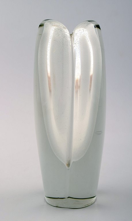 Kaj Franck for Nuutajärvi Notsjö. Art glass vase.