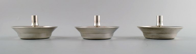 Jens H. Quistgaard. Dansk design, 1960´erne.
Tre lysestager i forsølvet metal.