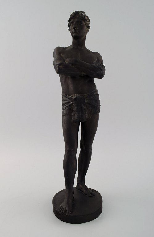 P. Ipsen / L. P. Jørgensen. Figure of man with hissing cloth, made in black 
terracotta.