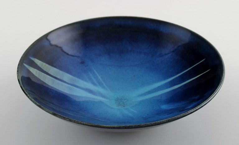 Wilhelm Kåge/Kage (1889-1960) for Gustavsberg, "Farsta".
Unique bowl in stoneware.