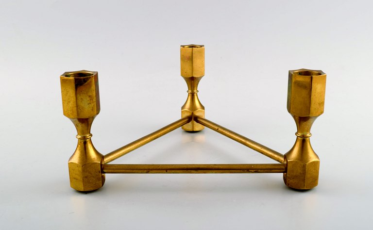Gusum metal candle holder in brass for three light.
