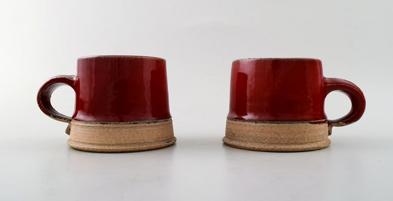 Kähler, Denmark, two glazed stoneware mugs. Mug with handle.
Beautiful dark red glaze.