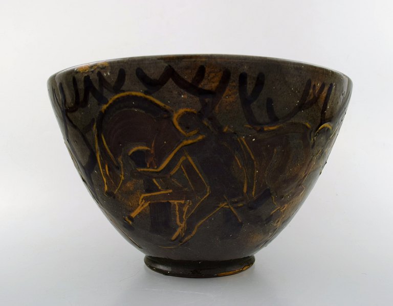 Unique Helge Daner Jensen for Kähler. Ceramic bowl decorated with men and 
horses, approx. 1920s.