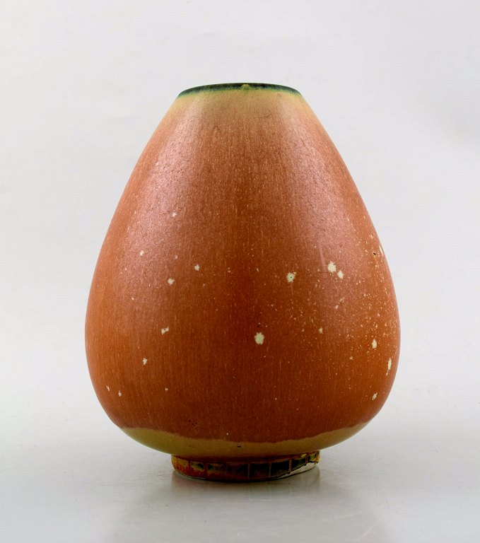 Rorstrand / Rörstrand stoneware vase by Gunnar Nylund.
