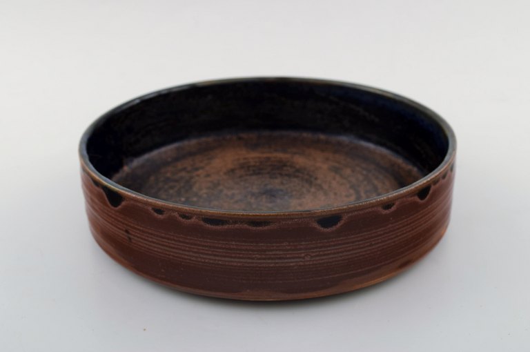 Beautiful stoneware dish by Edith Sonne for Bing & Grondahl.
Signed, presumably unique work.