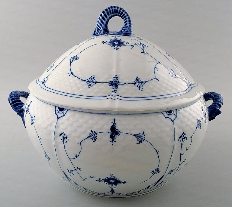 Bing & Grondahl, B&G Blue Fluted large soup tureen.
