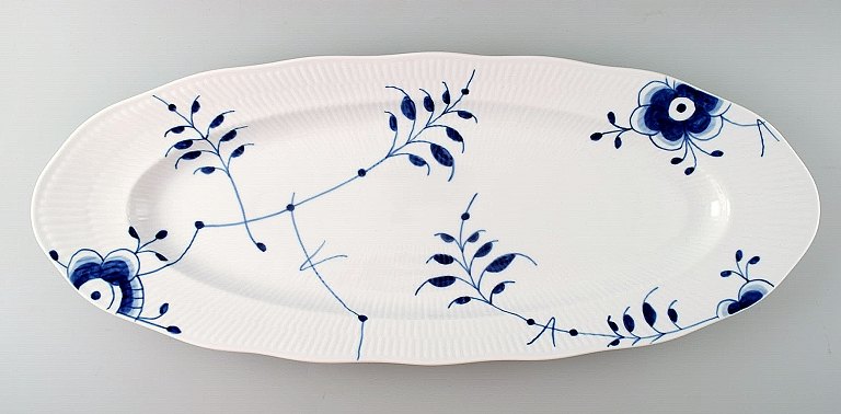 Royal Copenhagen / Royal Copenhagen P. Karen Kjældgård-Larsen. Blue Fluted Mega.
Oval fish dish.