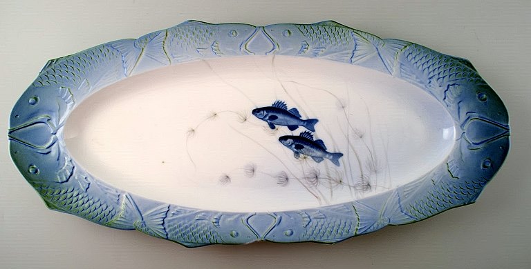 Arnold Krog for Royal Copenhagen : "Fiskestel" af porcelæn, 
meget stort ovalt fiskefad dekoreret i farver med fisk.