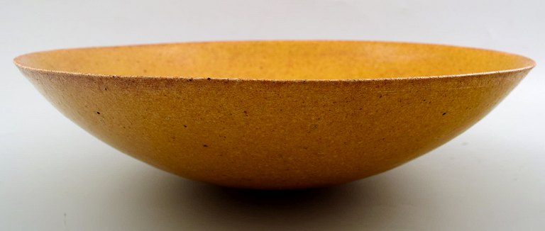 Alev Siesbye b. Istanbul 1938: Ceramic bowl, decorated with yellow glaze.