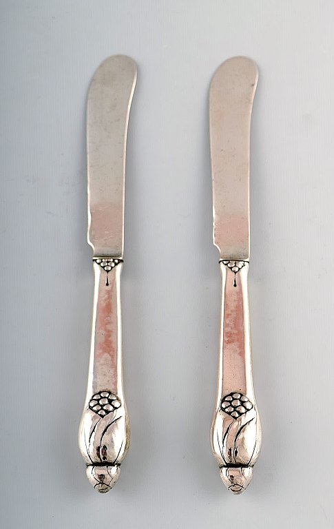 Evald Nielsen number 6, two fruit/butter knives in silver.
