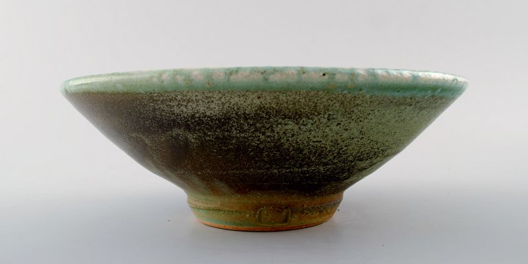 Danish ceramist.
Handmade, unique ceramic bowl.