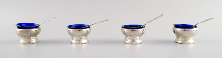 Fernanda Hansen, Copenhagen. Four art nouveau salt cellars with their spoons and 
glass inserts in blue, silver.