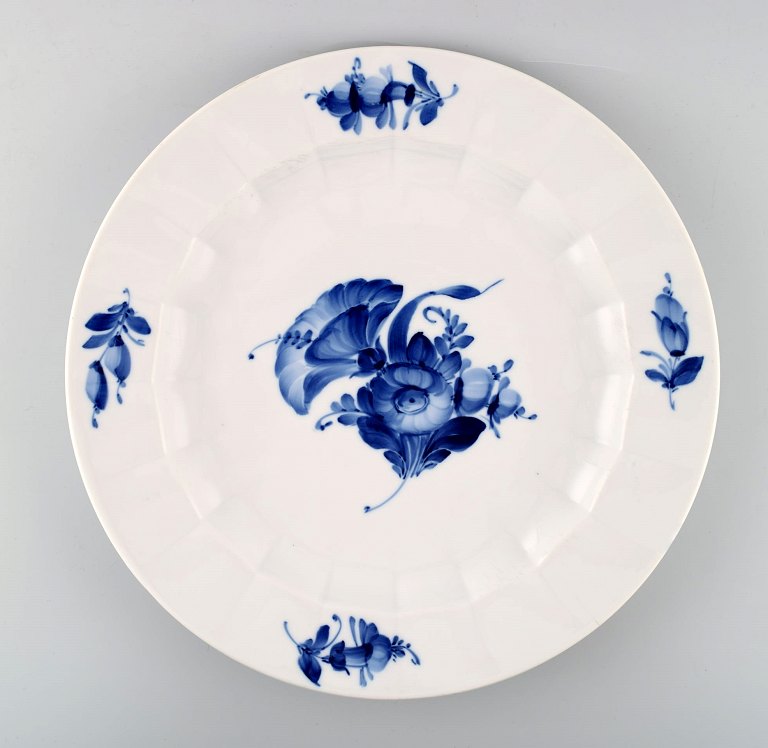 Royal Copenhagen Blue Flower Angular, round serving dish.
Decoration Number 10/8543.