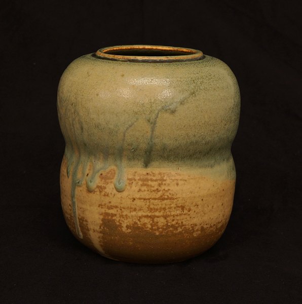 Patrick Nordström vase i stengods. Signeret "PN ISLE 1926 2-30". H: 16,5cm. D: 
15cm