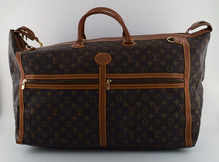 Louis Vuitton: Stor vintagerejsetaske af monogram kanvas.