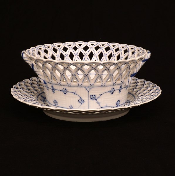 Royal Copenhagen: Musselmalet frugtskål med underfad. # 1050. 1. Sortering. 
Skål: H: 8,1cm. D: 20cm. Fad: 23cm