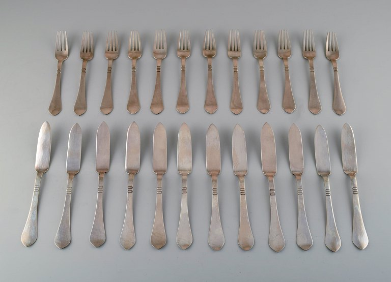 I. Eleonora Møller - Copenhagen (1915 - 1973)
Complete 12 persons fish service, 1930s.