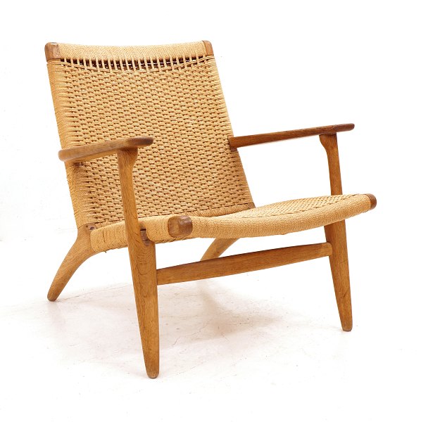 Hans J. Wegner: Armstuhl, Eiche, CH 25. Produziert von Carl Hansen