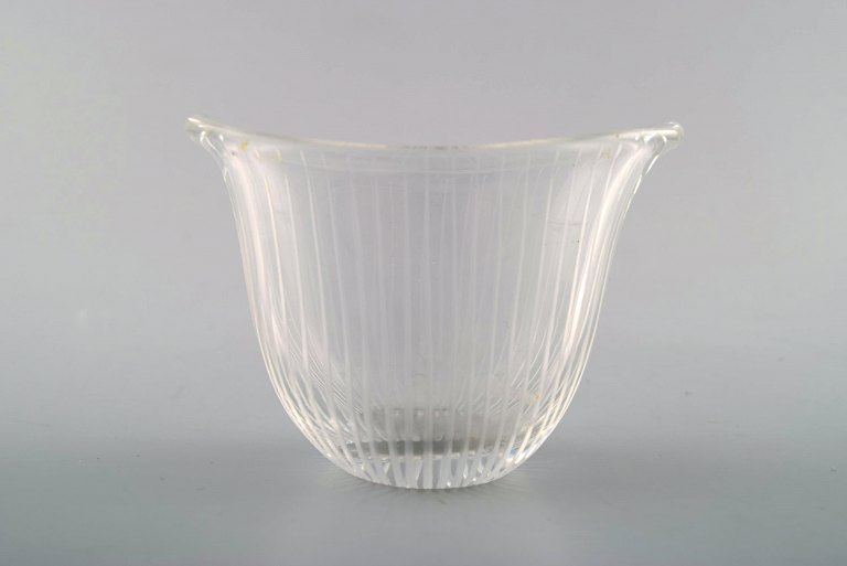 Tapio Wirkkala for Iittala. 
Klar kunstglas vase med indgraveret dekoration i form af striber.