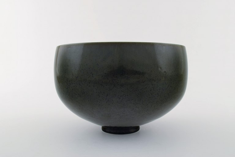 Unique Ceramics bowl by Birthe Sahl, Halvrimmen, Denmark.