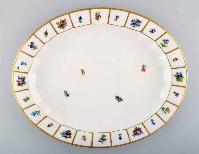 Royal Copenhagen Henriette oval serving dish. Hand-painted porcelain, Henriette 
No. 444/8540.