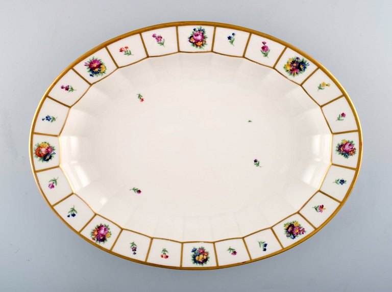 Royal Copenhagen Henriette oval serving dish. Hand-painted porcelain, Henriette 
No. 444/8598.