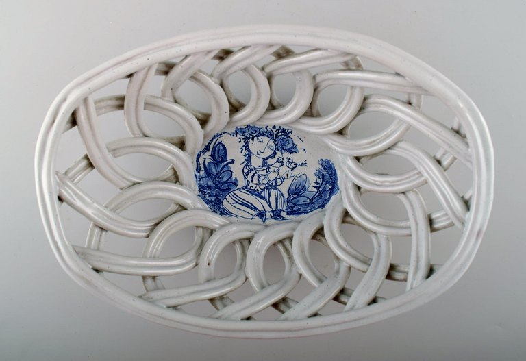 Bjørn Wiinblad : Oval, earthenware fruit bowl with pierced, "braided" sides, 
decorated with light grey base and motifs in blue glaze.